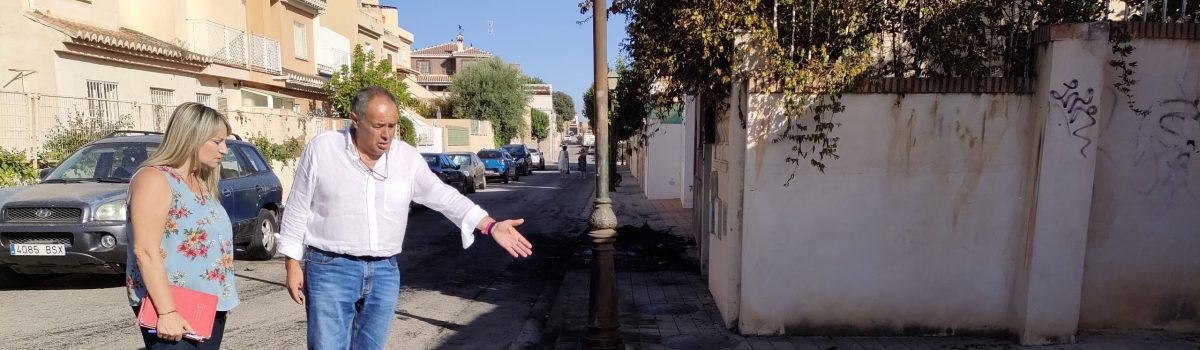 El incendio de un contenedor y de un coche obliga a una familia a abandonar su casa saltando por el patio