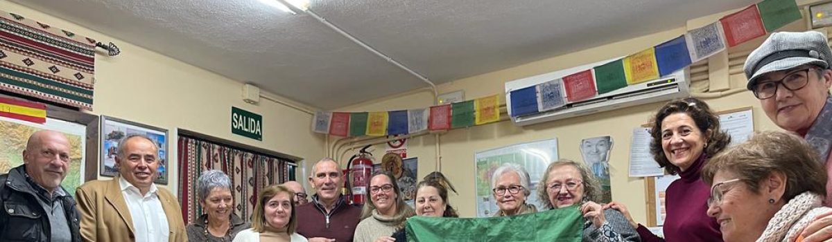 Lucía recibe la recaudación del teatro benéfico que se celebró en diciembre
