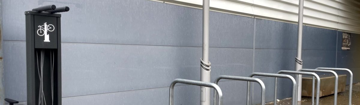 Huétor Vega fomenta el transporte sostenible con nuevos aparcamientos y estaciones de reparación para bicicletas