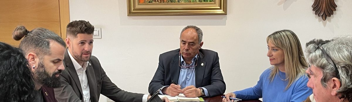Huétor Vega recibe al diputado de Deportes para estudiar mejoras en sus instalaciones deportivas