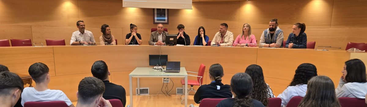 Estudiantes del instituto reflexionan en el Ayuntamiento sobre la democracia